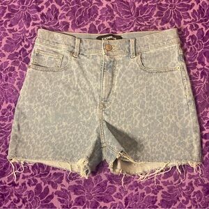 Express snow leopard print light wash jean shorts with stretch Size 8
